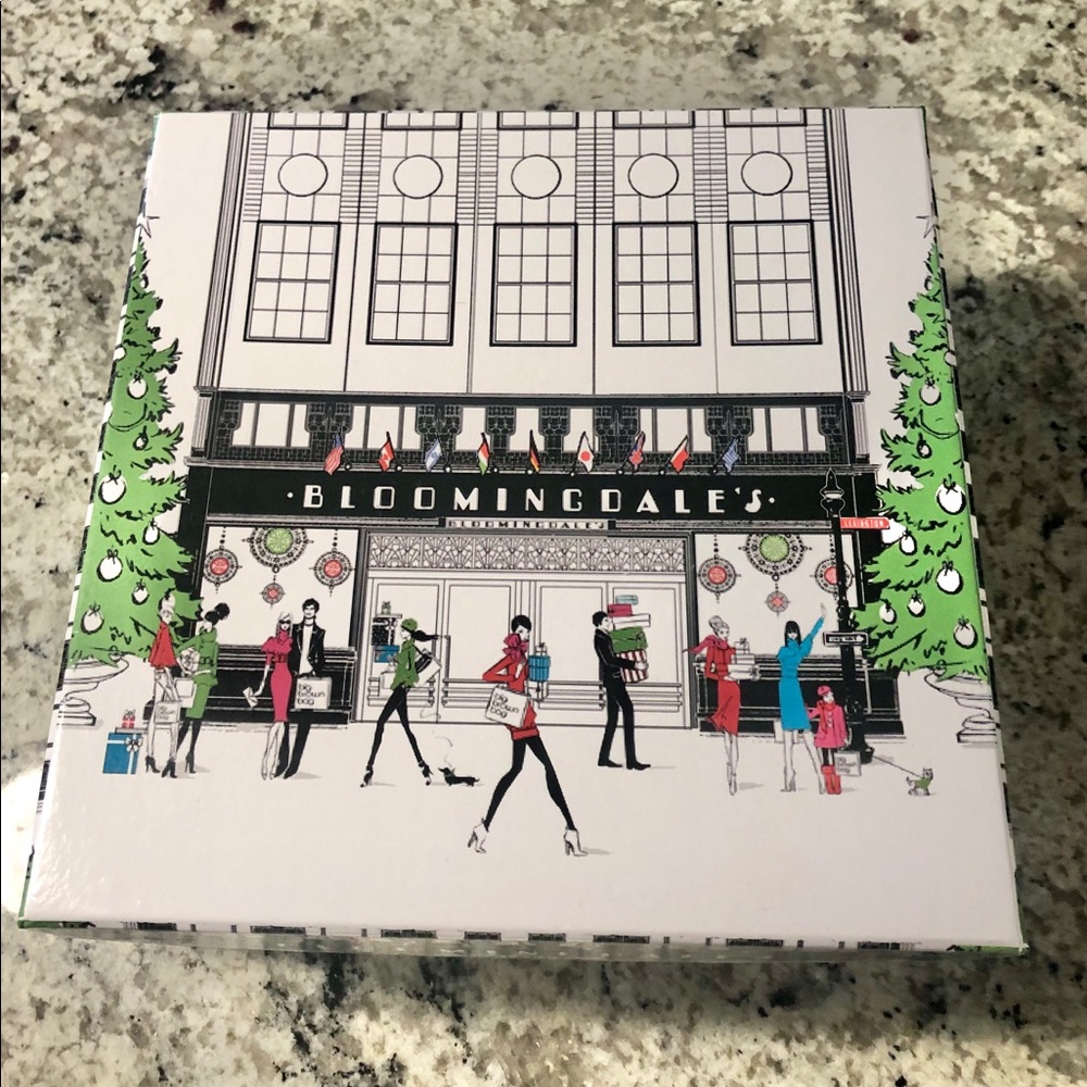 Bloomingdale’s (Set of 4) Christmas Ornaments 🎄